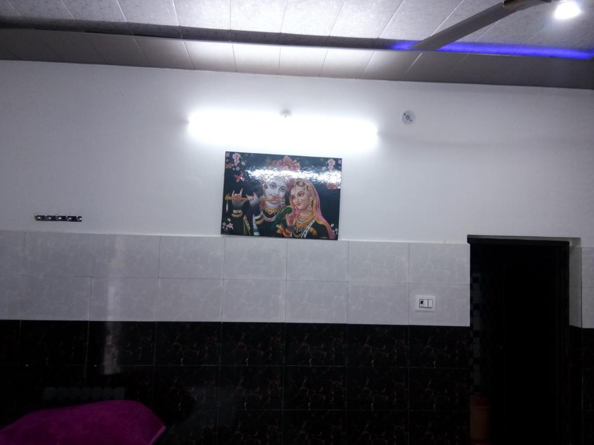 הוילה Vrindāvan Radha Krishna Dham מראה חיצוני תמונה