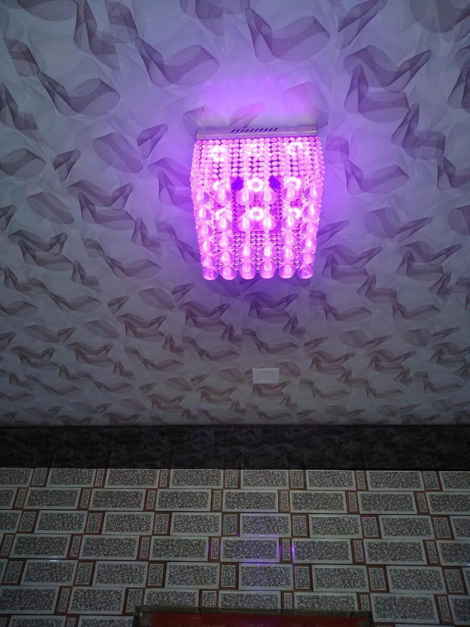 הוילה Vrindāvan Radha Krishna Dham מראה חיצוני תמונה